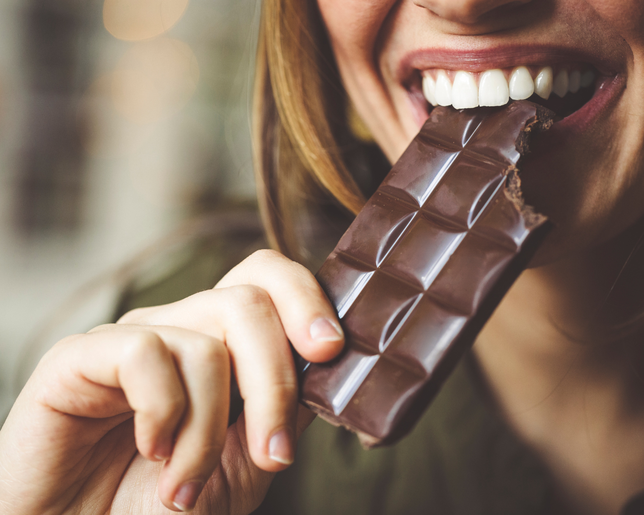Шоколад подорожает. Поедание шоколада. Девушка в шоколаде. Ест шоколад.